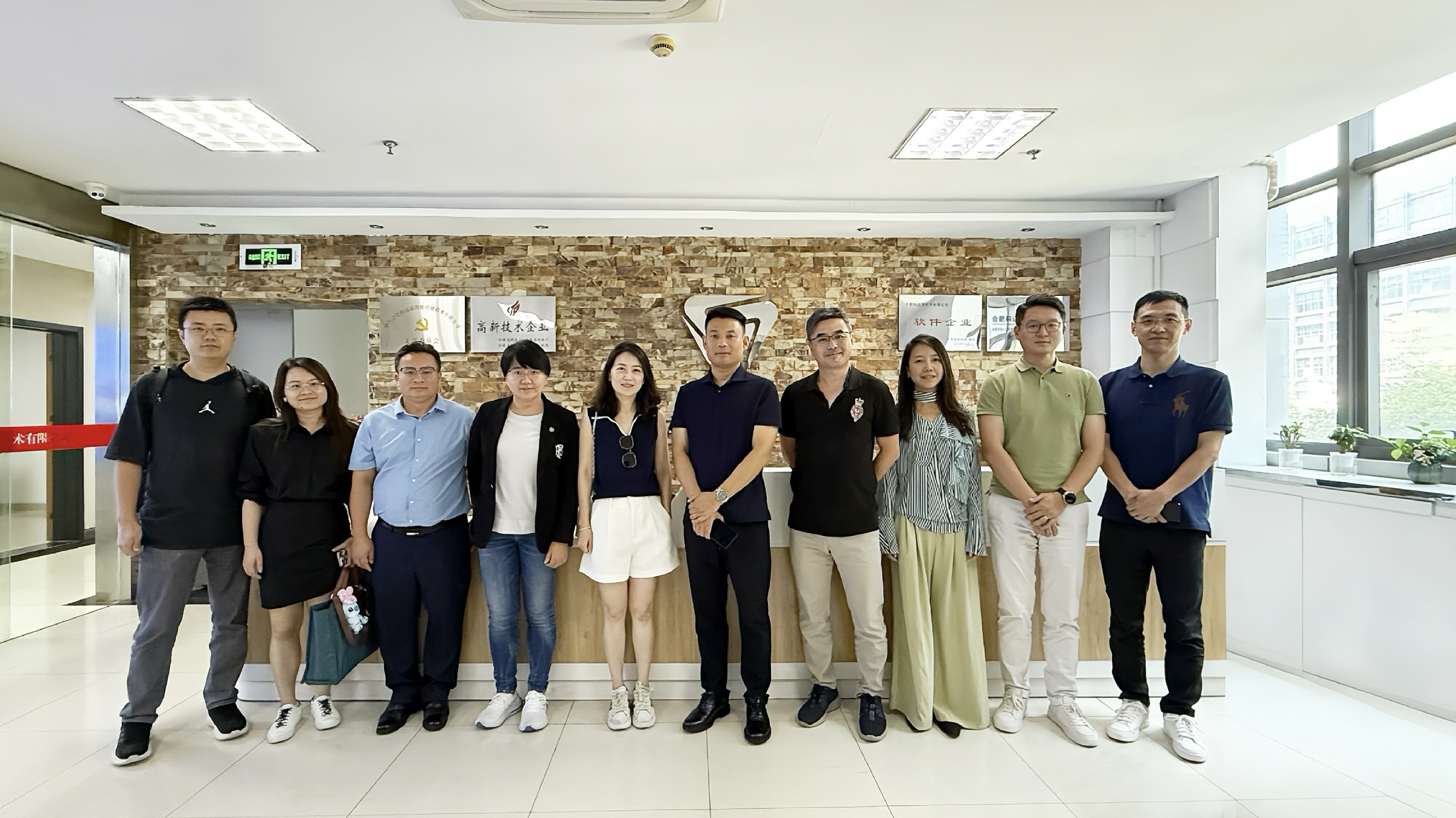 香港投資及產(chǎn)業(yè)代表團來訪科大硅谷校友企業(yè)科邁捷考察交流